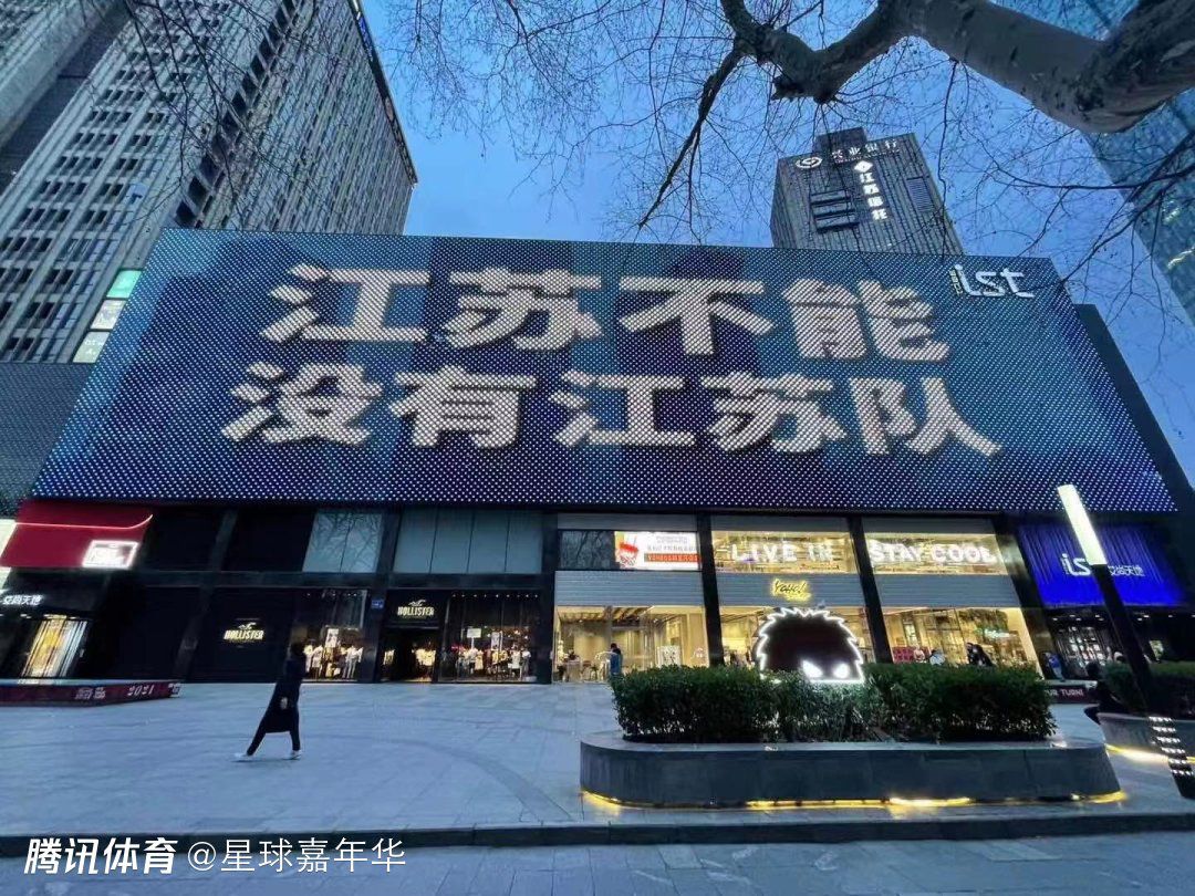 第81分钟，哈弗茨禁区左路拿球被阿诺德放倒，裁判没有表示。